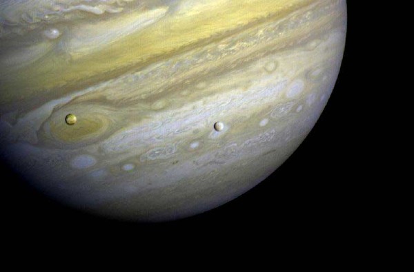 木星および、その衛星イオ (左) とエウロパ (右)